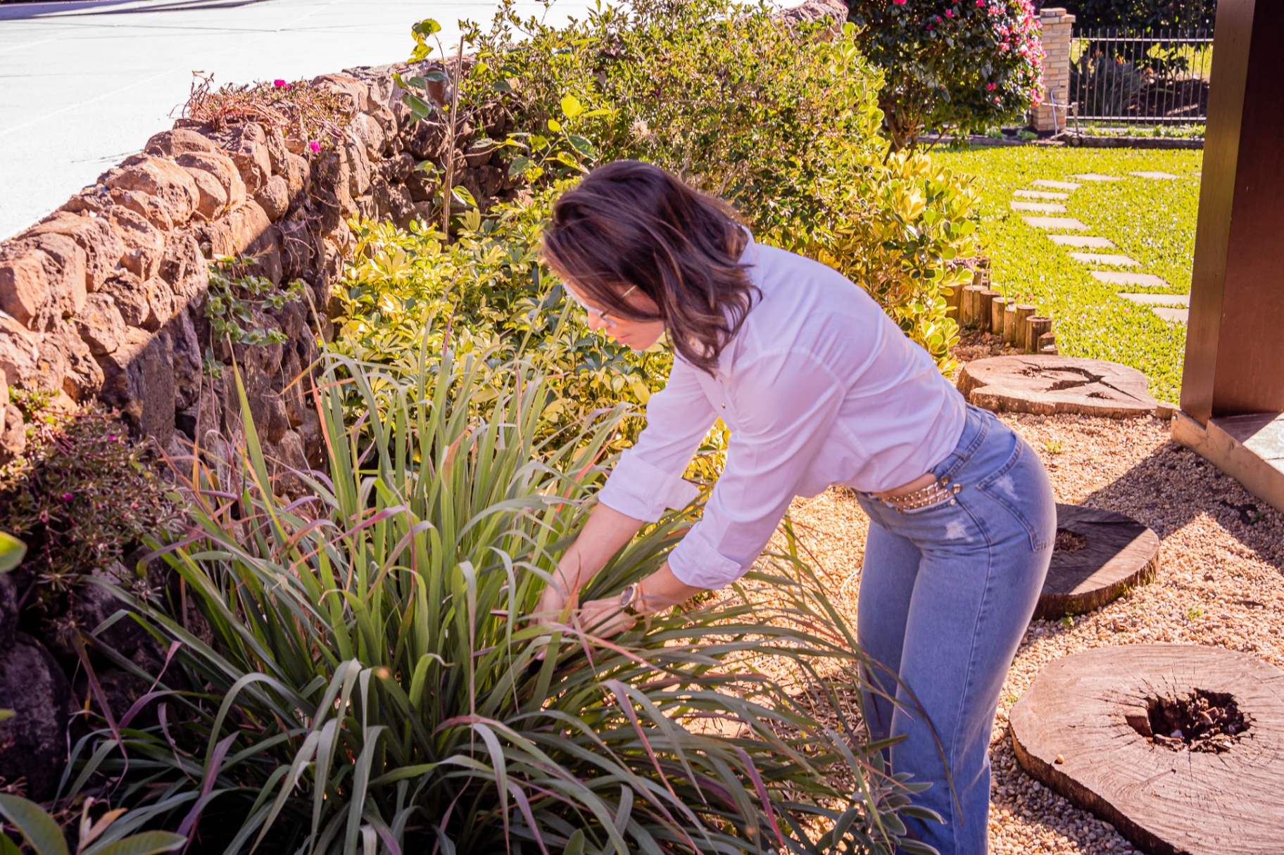 Géli cuidando das plantas do jardim